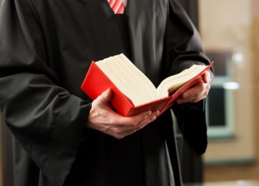 В статье рассматриваются основные причины возникновения споров о праве прохода и проезда через чужие участки, а также предлагается пошаговое руково...