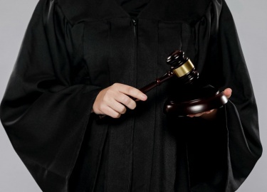 Статья объясняет процесс исполнения решений арбитражного суда, шаги для возврата долга через судебных приставов, а также способы ускорить взыскание...