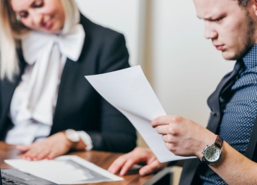 Если продавец нарушил ваши права, отказывается возвращать деньги или выполняет гарантийные обязательства, важно знать, куда жаловаться. В статье ра...