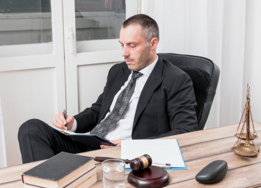 Статья подробно разбирает сроки рассмотрения арбитражных дел в Санкт-Петербурге, описывает основные этапы процесса, причины задержек и способы их м...