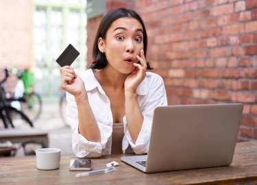 Статья описывает, как защитить свои права при покупках в интернет-магазинах Санкт-Петербурга, если вас обманули. Рассматриваются различные виды мош...